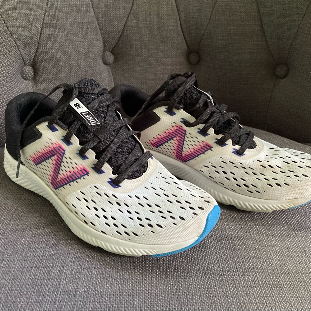 Womens New Balance sneakers in great condition!!
